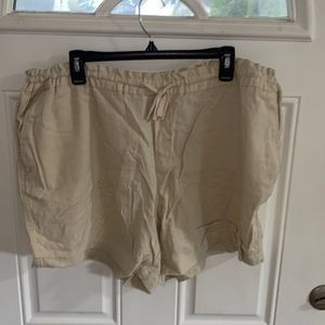 Women’s linen shorts with pockets